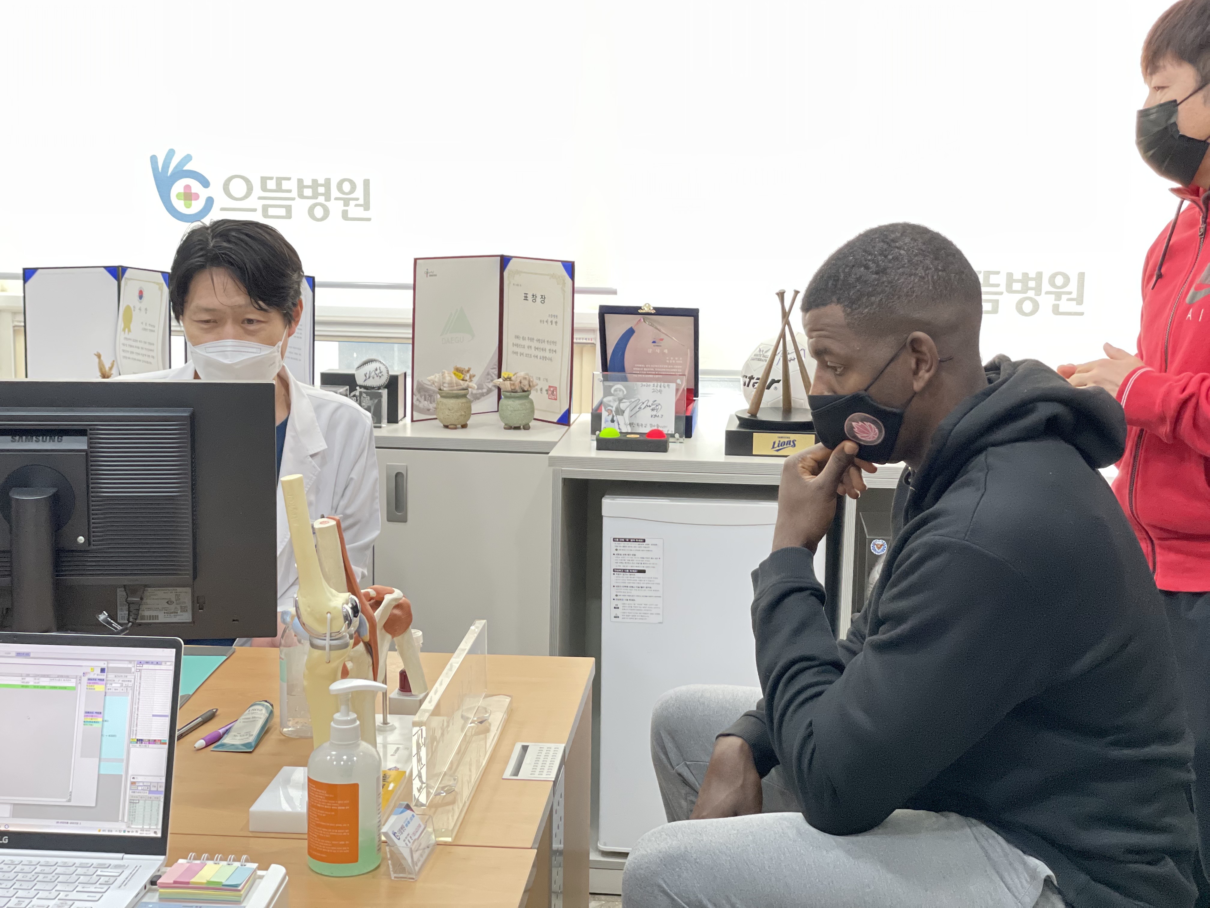 한국가스공사 농구단 앤드류 니콜슨 선수 검진차 내원