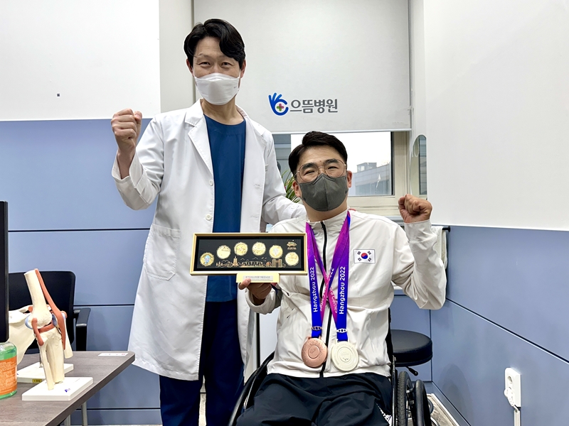 2022 항저우 아시안 패러게임 탁구 2관왕 차수용 선수 메달과 기념주화 기증